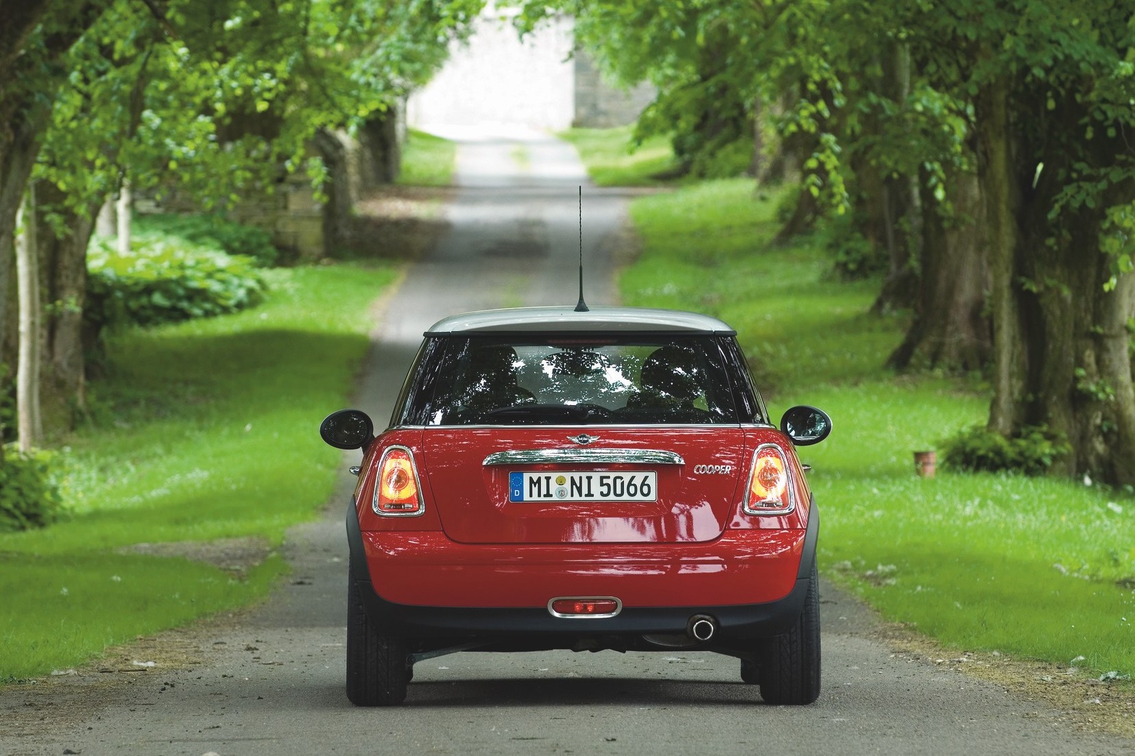 MINI Cooper visto de trás, rodeado por árvores, modelo ano 2007, 2006.